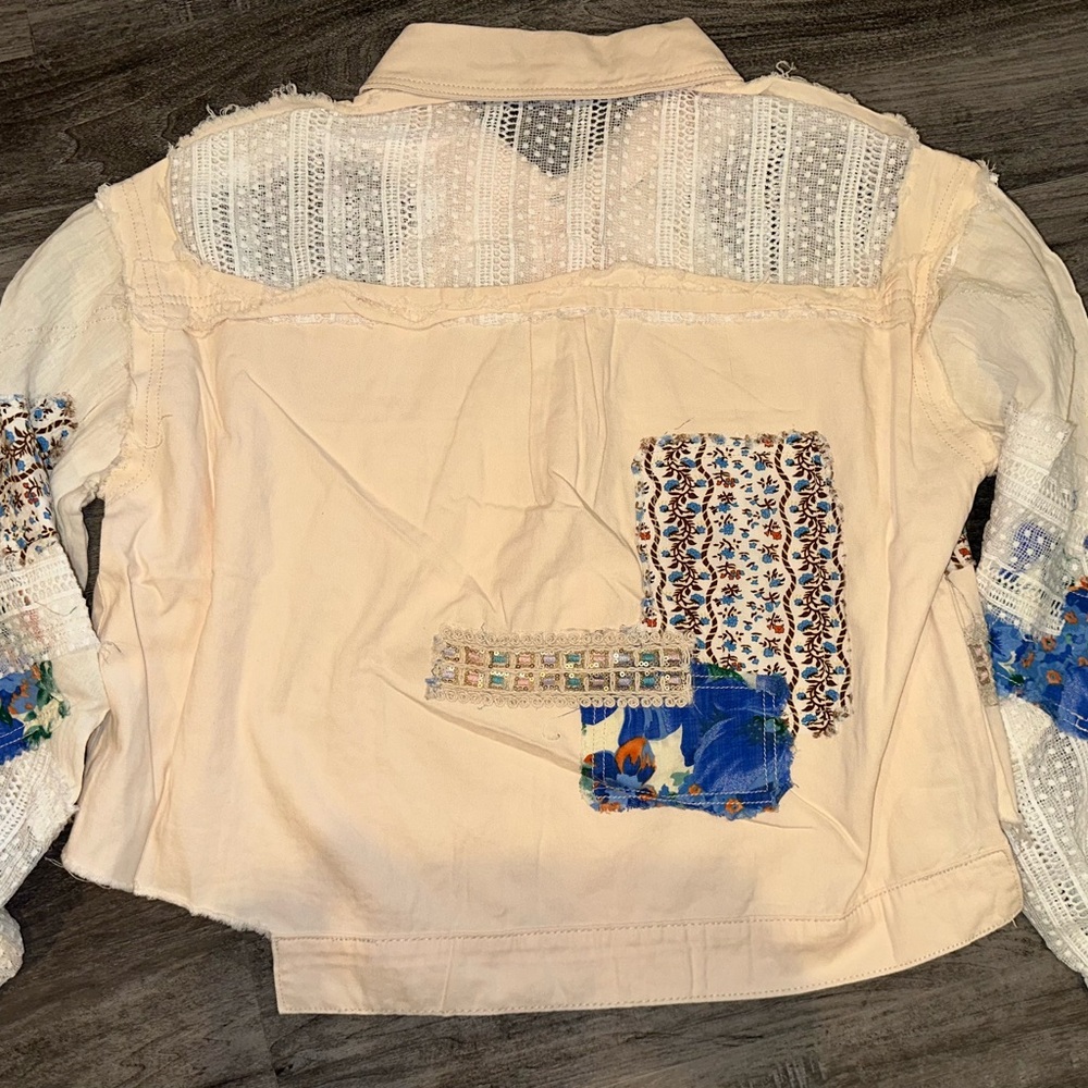 POL NEW Patchwork Lace Button-Up Jean Jacket - Picture 4 of 5